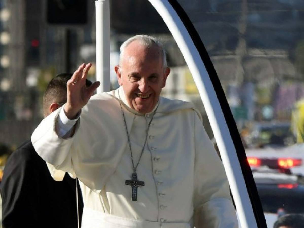 Golpean al papa Francisco con una gorra en la cara durante su recorrido hacia la misa