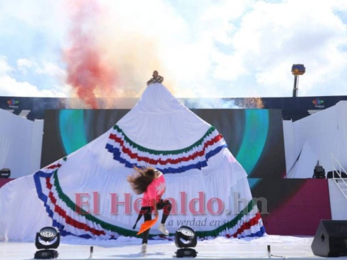 Carisma, talento y folclor: Angie Flores y su show artístico en el Bicentenario