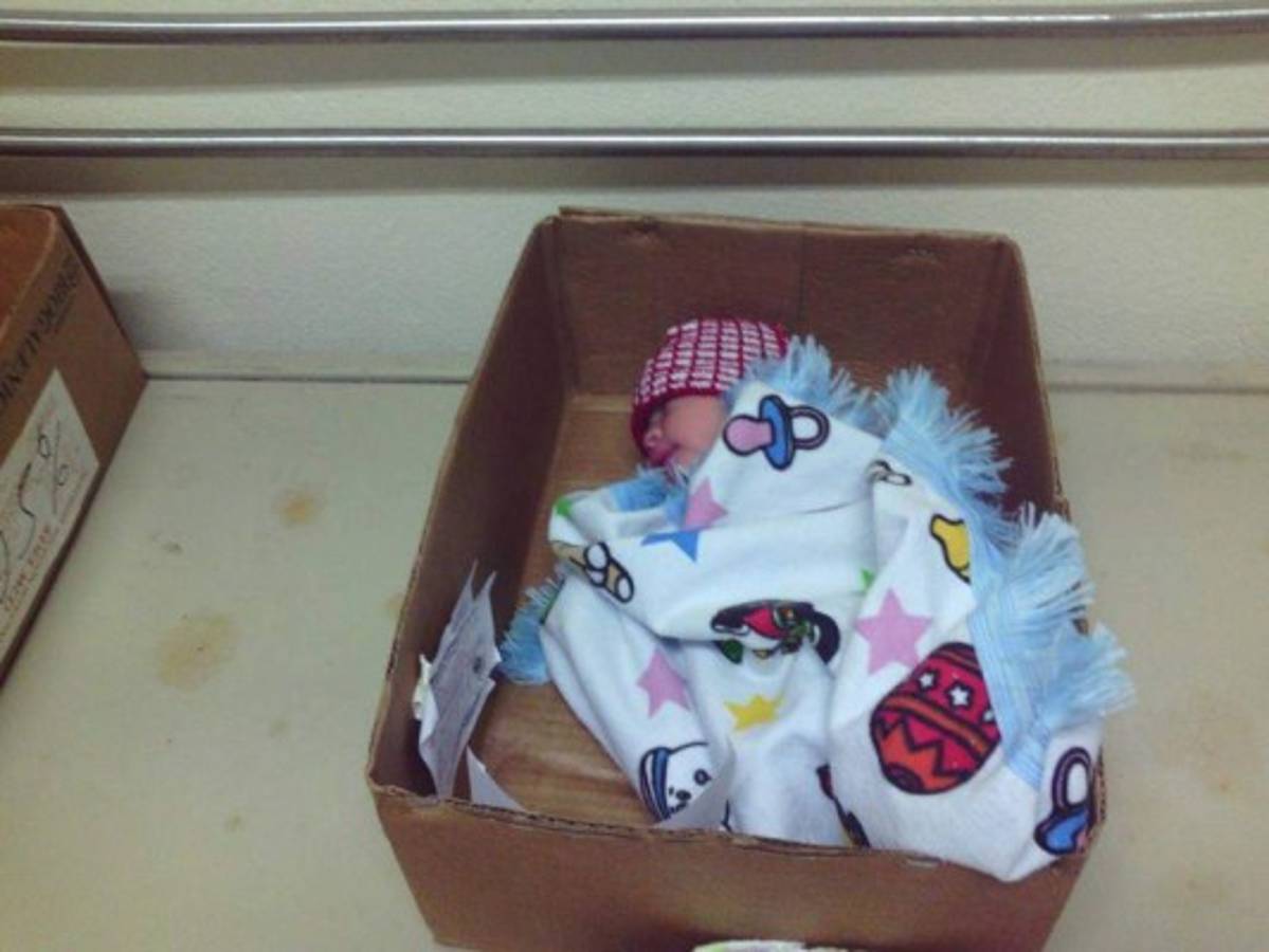 Colocan a dos niños en cajas y les toman fotos