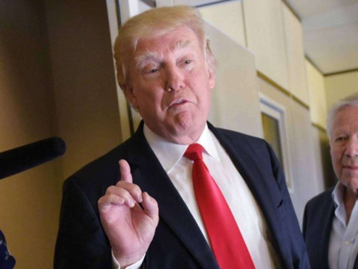 Trump tuitea que acusaciones de colusión con Rusia son 'noticia falsa'