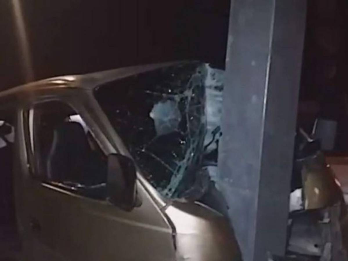 Conductor de busito casi pierde la vida al impactar contra poste en SPS