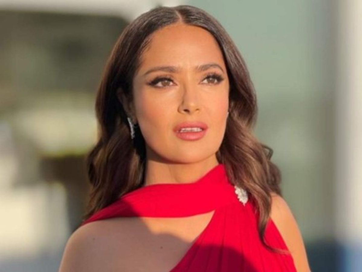 Salma Hayek sufre una lesión en el tobillo que preocupa a sus fans  