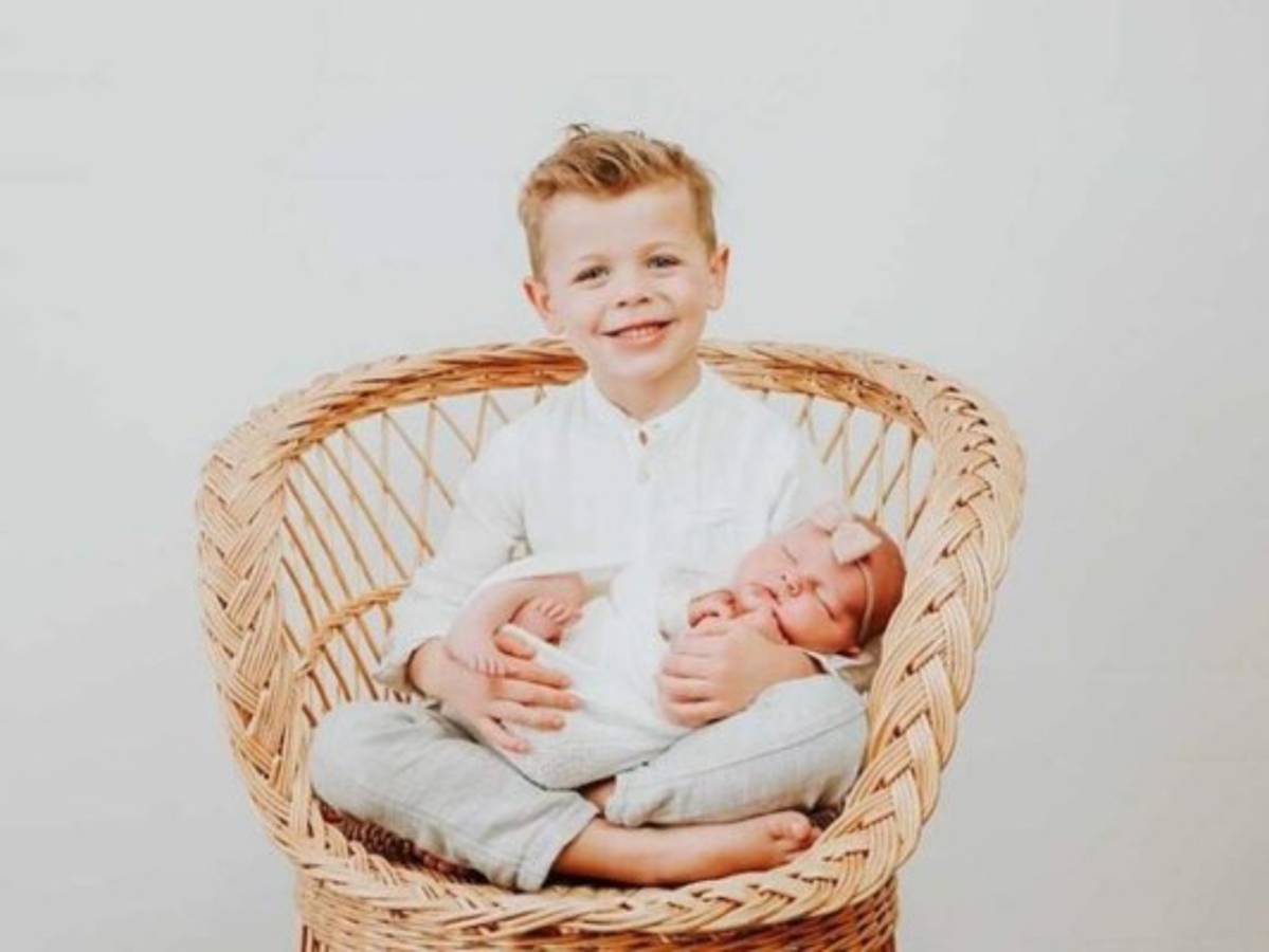 La tierna reacción de un niño al conocer a su hermanita