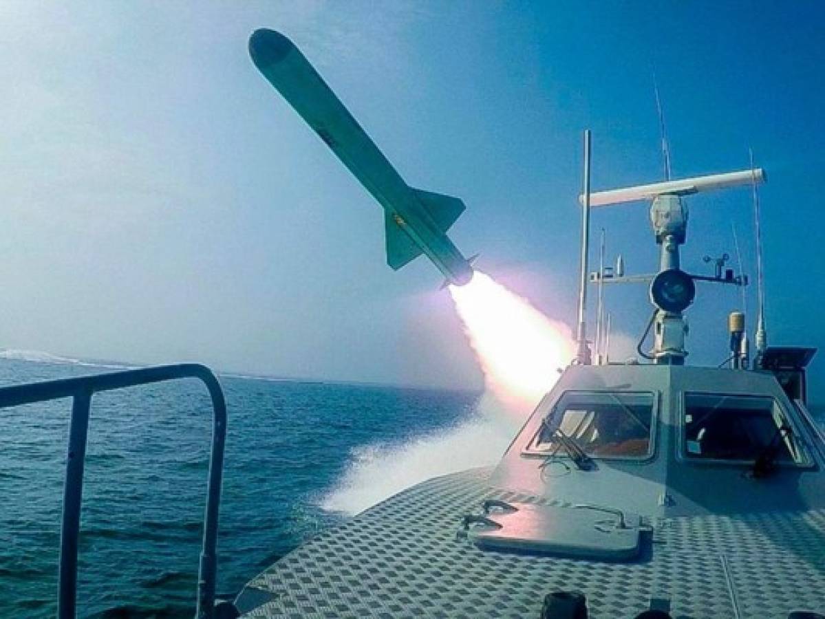 Irán lanza misiles a portaaviones falso; EEUU alerta bases