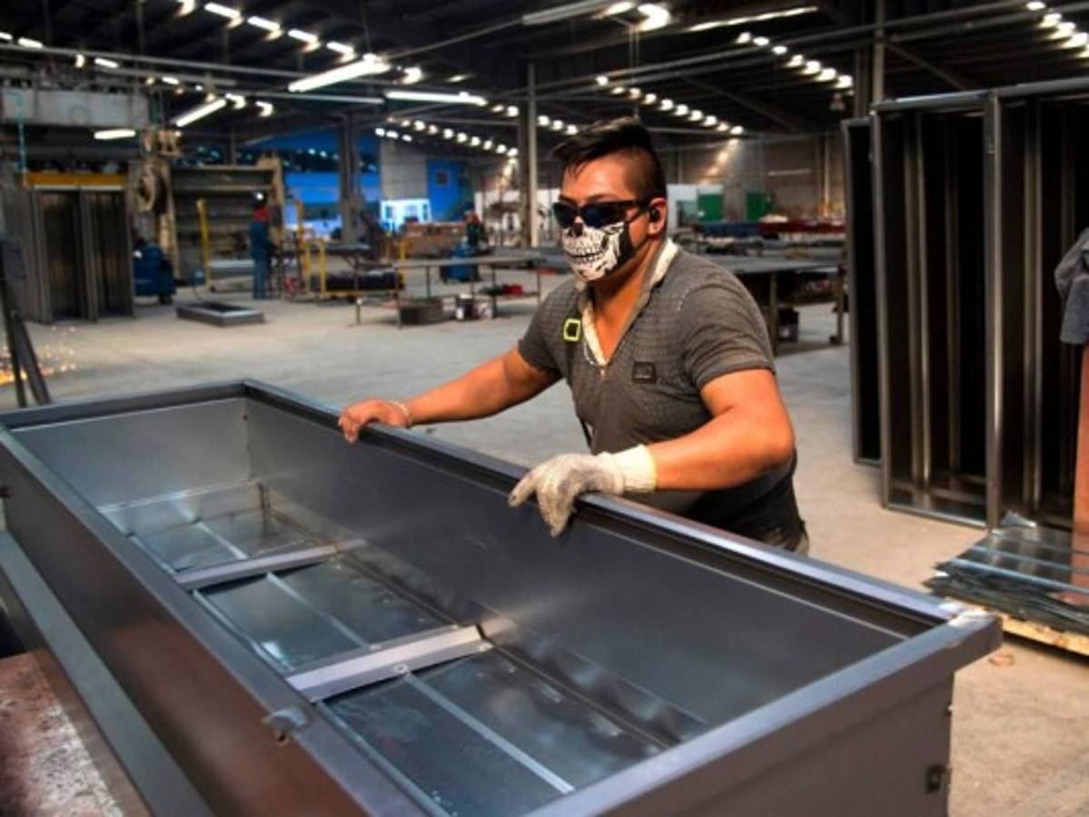 'Ataúd Cov' irrumpe en una pandemia que desplazó los féretros en México