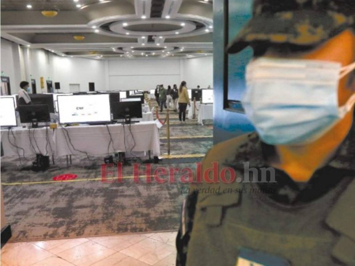 Representantes de las corrientes estuvieron afanados revisando los listados adicionales.