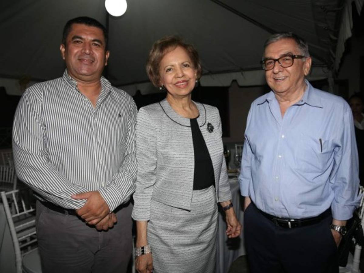 Rodeada de amor celebra su cumpleaños Anny Varela