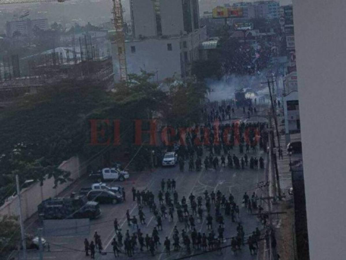 Violento enfrentamiento entre manifestantes y militares deja marcha de la Alianza de Oposición