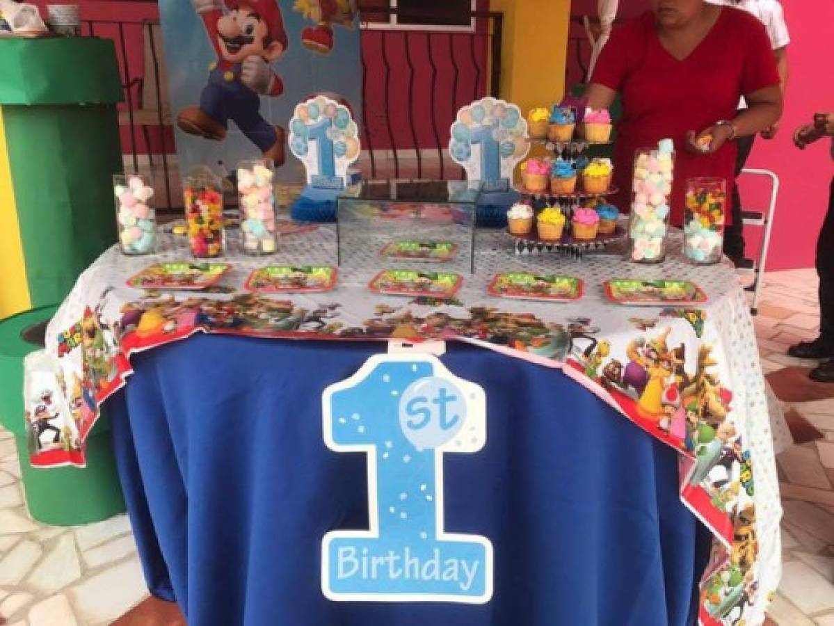 Periodista Esdras Amado López se disfraza de Mario Bros para celebrar el cumpleaños de su hijo