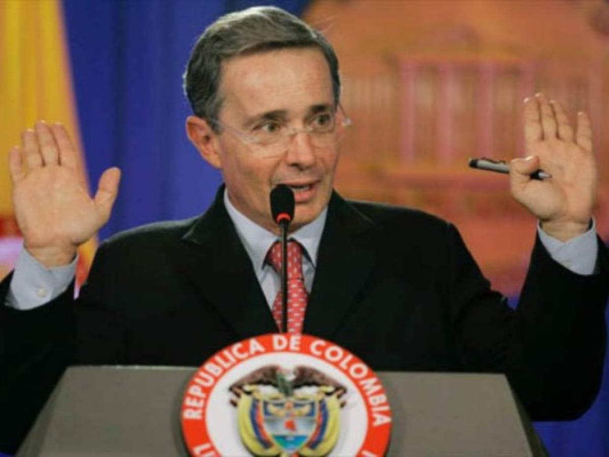 Álvaro Uribe visita Honduras: 'Las armas en Venezuela deben estar en favor del pueblo'