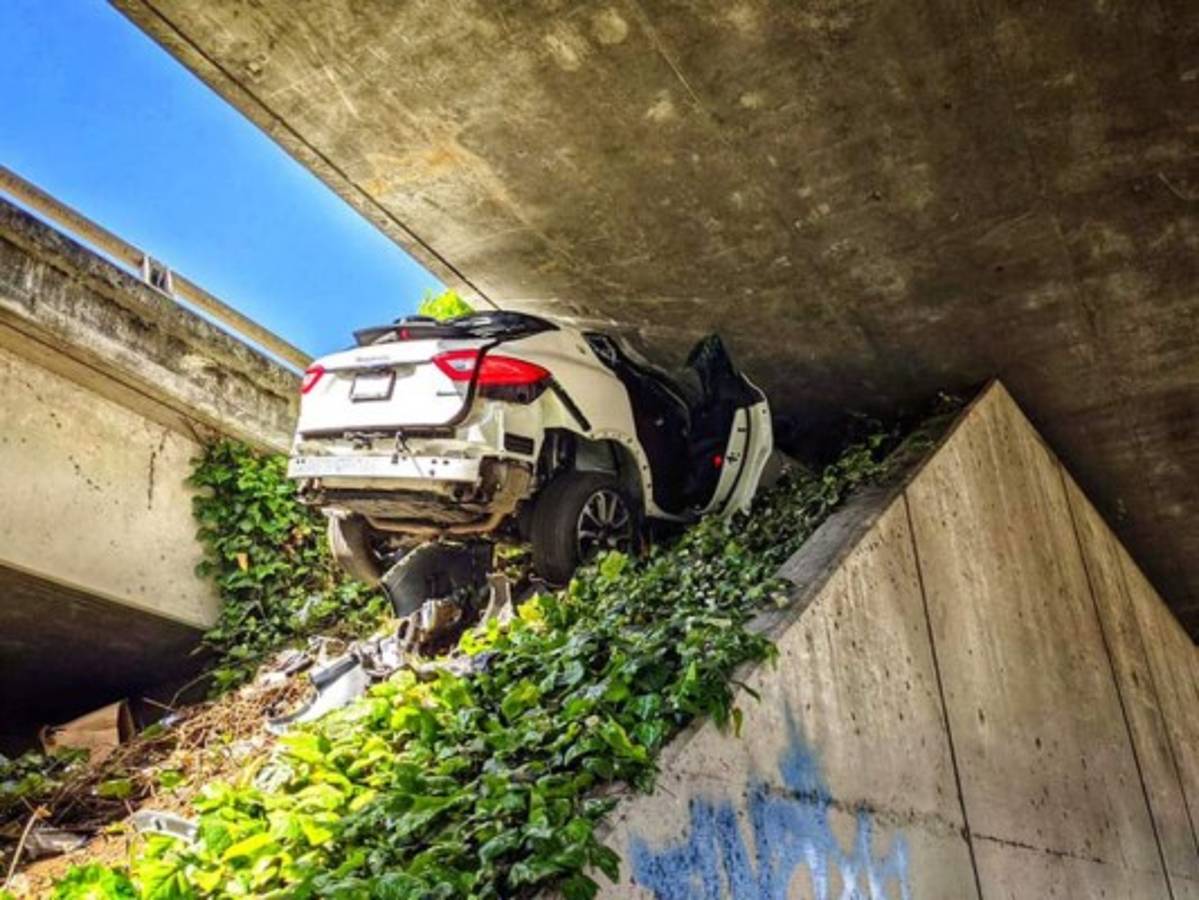 Hombre huye de la policía y destroza Maserati de su novia 