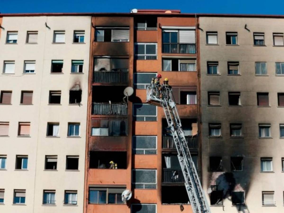Tres muertos deja incendio en edificio cerca de Barcelona