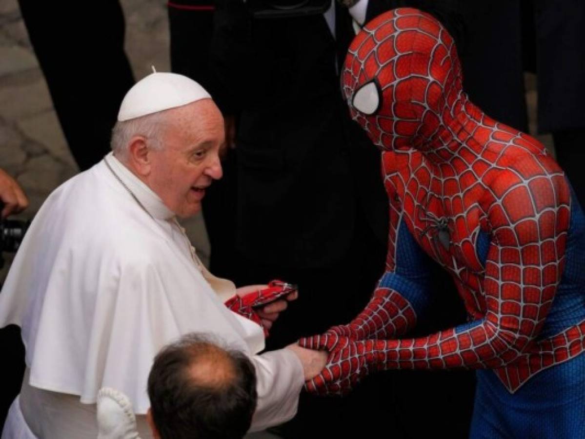 'Fue muy emocionante': Hombre Araña saluda al papa Francisco y le regala una máscara  