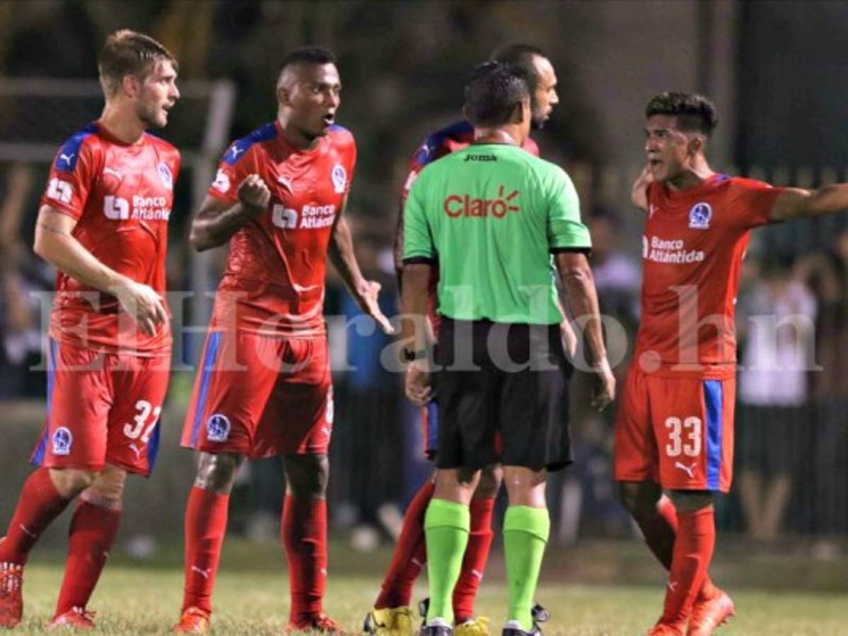 Los jugadores del Olimpia le reclaman al árbitro Geovany Mendoza. Foto: Delmer Martínez / Grupo Opsa.