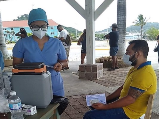 Vacunan contra el coronavirus a taxistas de Islas de la Bahía