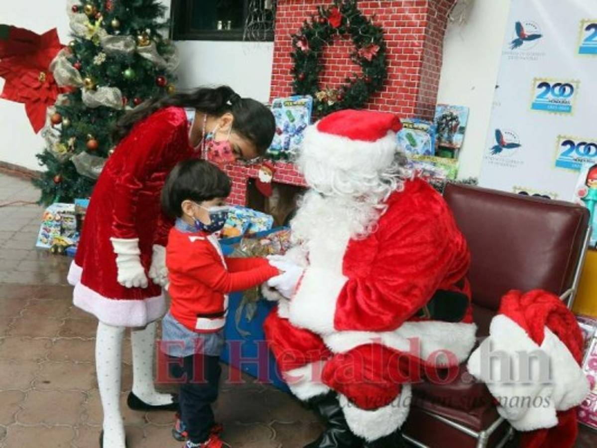 Haniseth Andino, de 10 años de edad, junto a su hermano Carlos de 2 años, se vistieron con un atuendo alusivo a la Navidad y que hacía juego con el vestuario de San Nicolás. Ambos se emocionaron de conocer al señor de barba blanca. Foto: Efraín Salgado/El Heraldo
