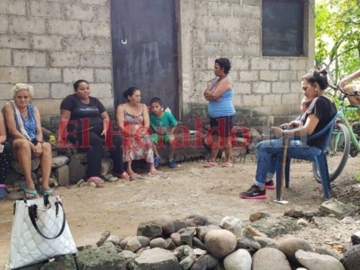 La consternación entre quienes conocieron a Ondina era evidente, sus familiares incluso dijeron no entender porqué la asesinaron de esa forma y además aseguran que no conocen a la persona que perpretó el crimen. Foto: Gissela Rodríguez/ EL HERALDO