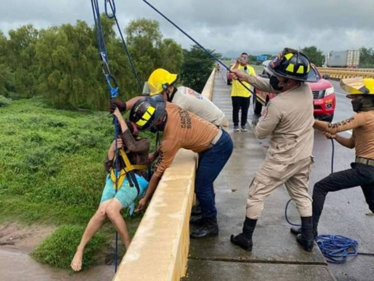 VIDEO: Con vida hallan a joven que fue arrastrada por río Humuya