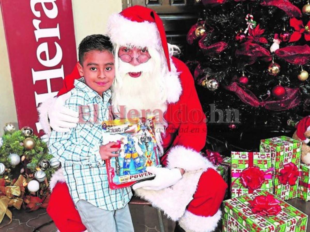 Santa cumple sueÃ±os de niÃ±os capitalinos