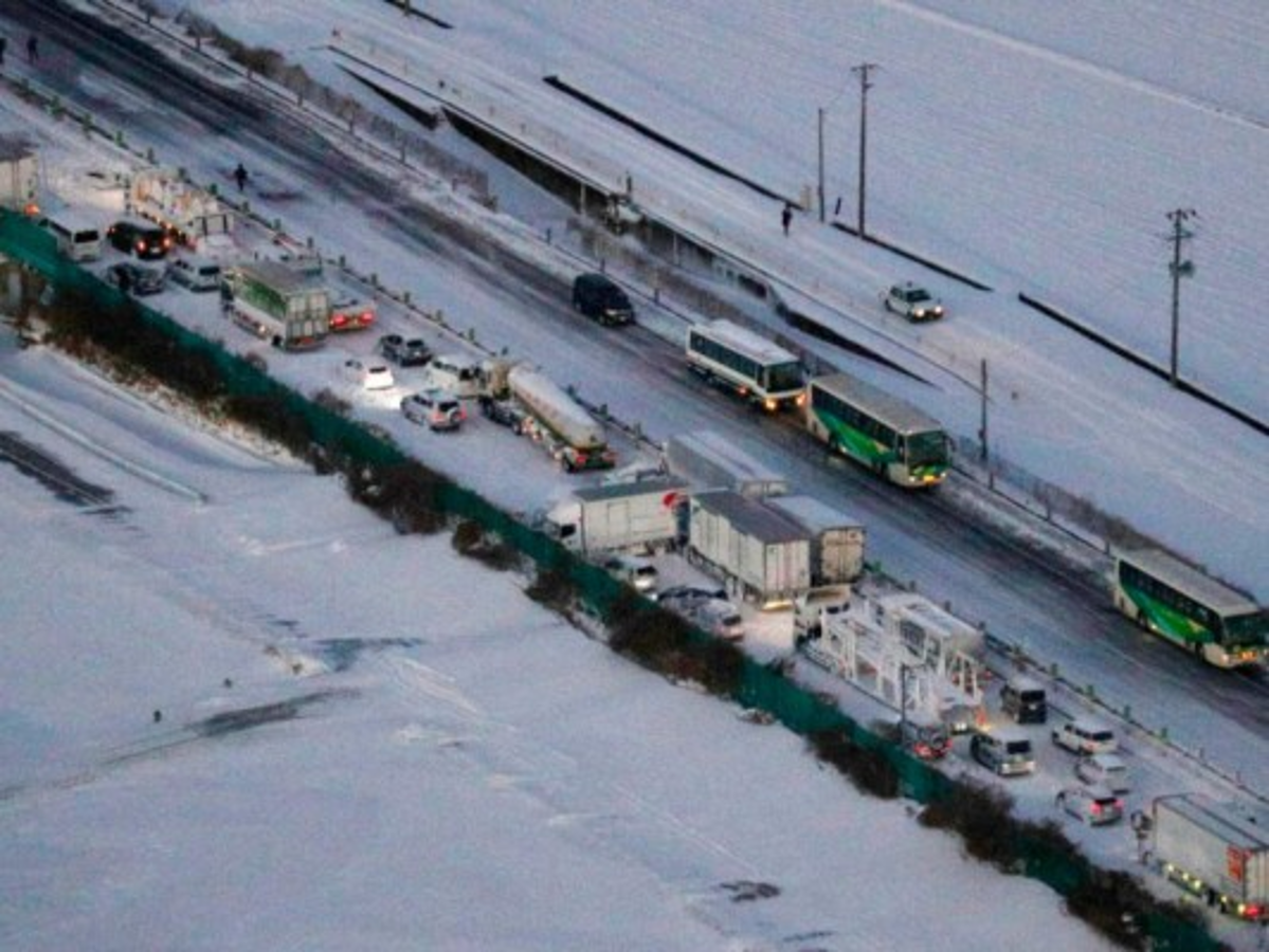 Un muerto y 17 heridos en enorme choque vial en Japón