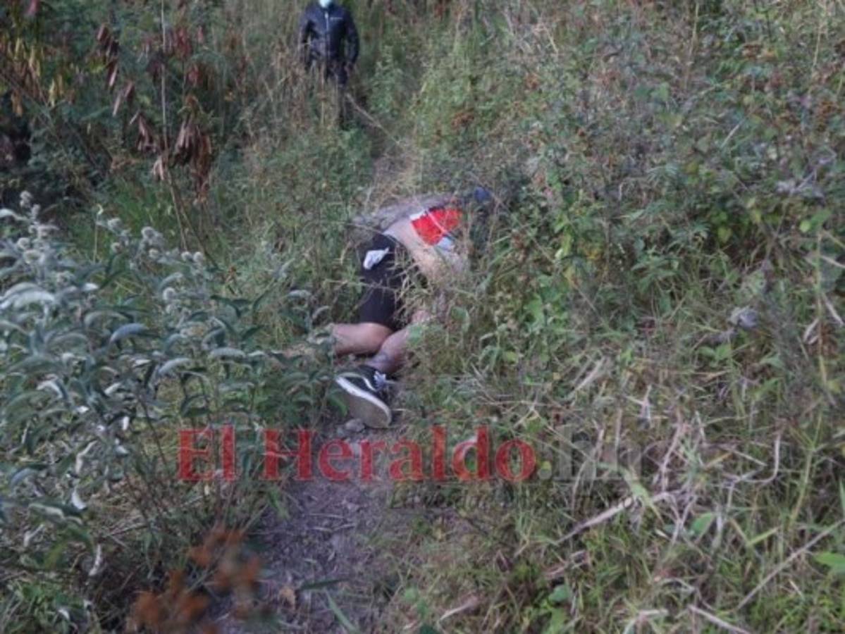 La víctima vestía una calzoneta en color negro, tenis del mismo tono y una camiseta en azul, rojo y blanco. Foto: Alex Pérez/ EL HERALDO