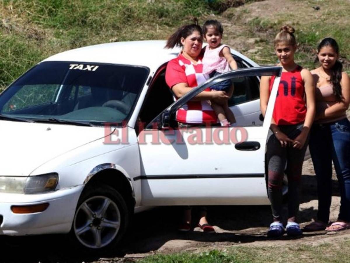 La joven taxista se ha abierto camino en un trabajo de hombres. (Foto: Johnny Magallanes/ El Heraldo)