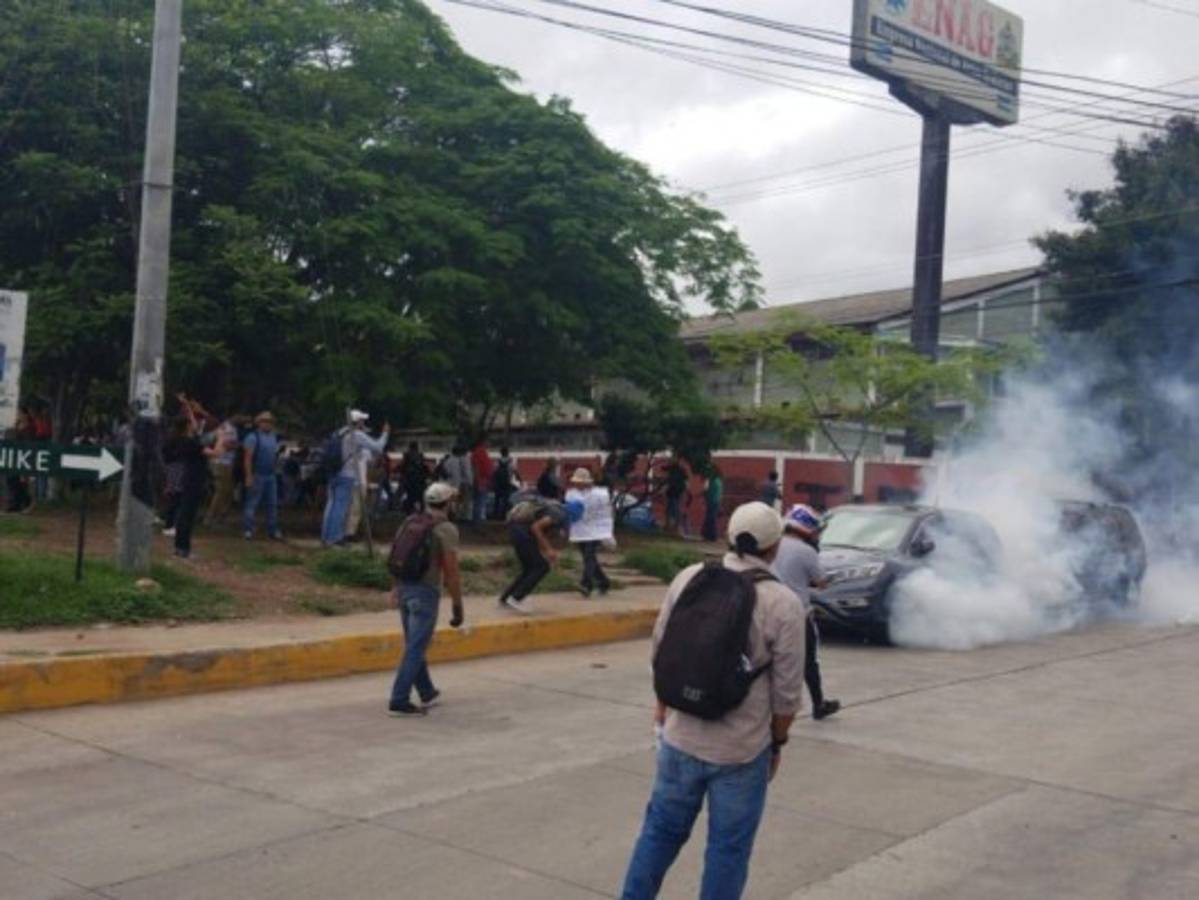 Enfrentamientos y bloqueos dejan movilizaciones de médicos y maestros en Honduras  