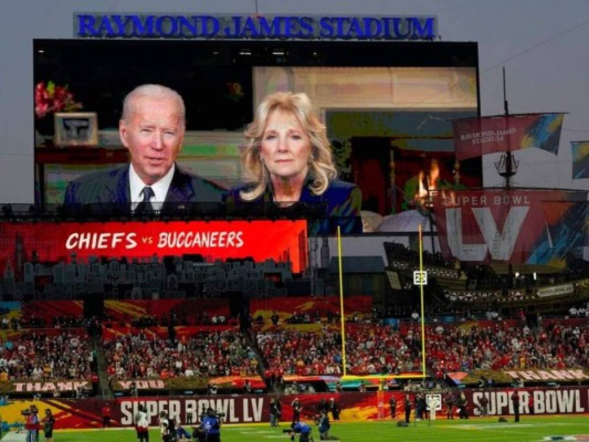 Joe y Jill Biden piden un minuto de silencio por las víctimas del covid-19 en el Super Bowl