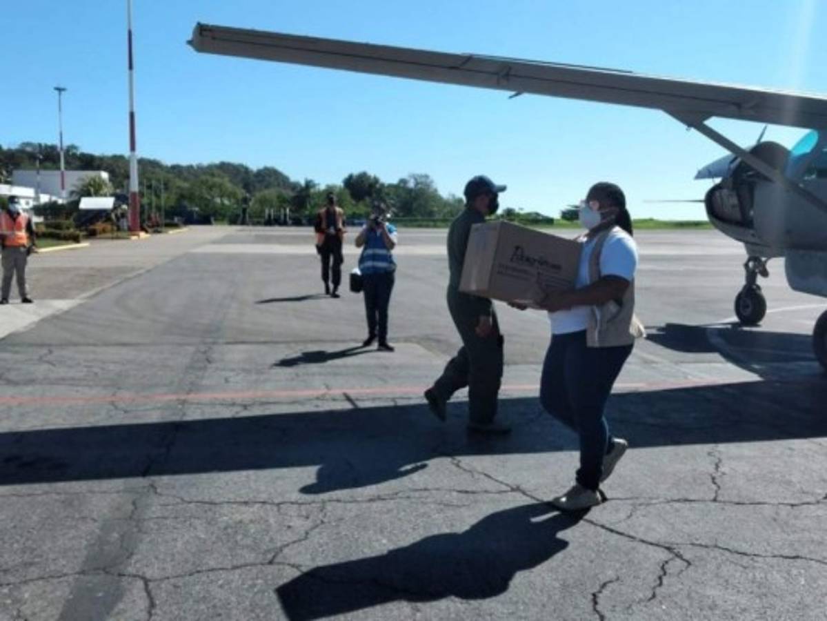 En avión llegan vacunas contra covid-19 a Islas de la Bahía y Gracias a Dios