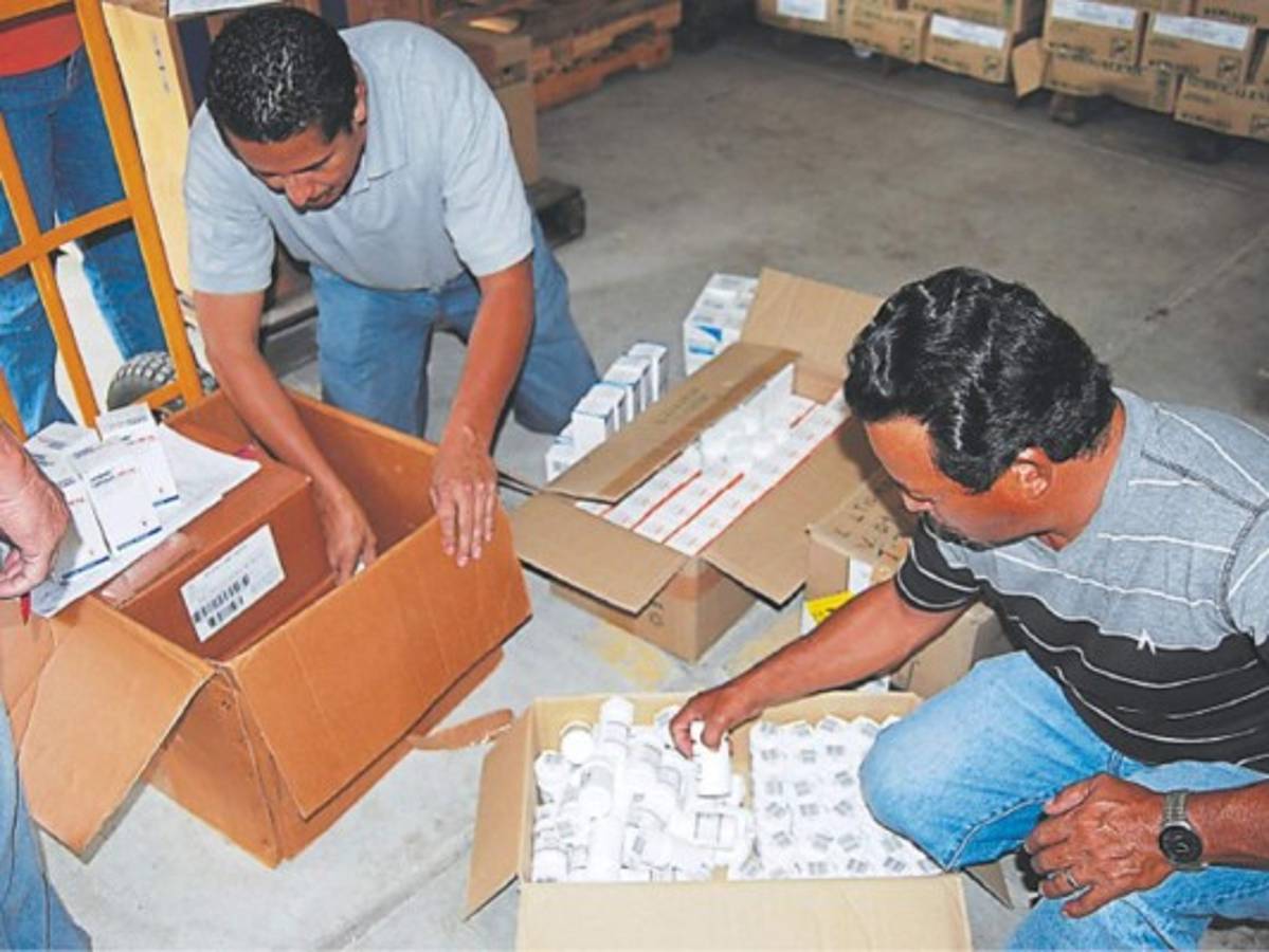 Veedores sociales y FF AA garantizan entrega de medicinas
