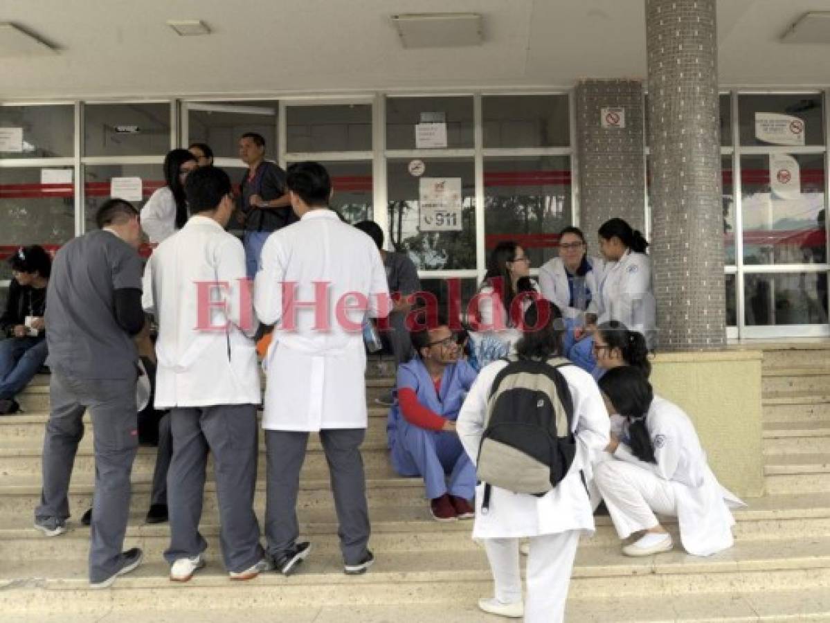 Médicos presionan al Gobierno con suspender cirugías si no eliminan decretos ejecutivos de Salud