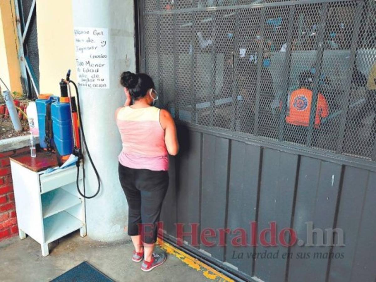 El portón del triaje de la Unicah permaneció cerrado por más de una hora por la falta de cupos. Fotos: David Romero/El Heraldo/Cortesía