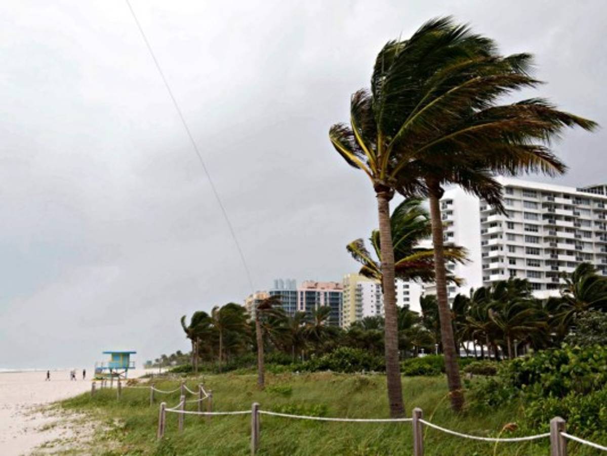 Irma toca tierra en Cuba y obliga a evacuar a más de 5 millones de personas en Florida