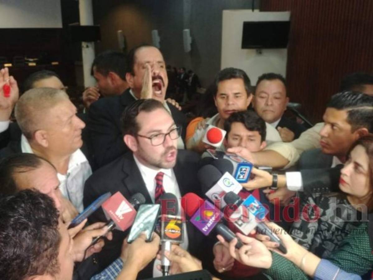 Golpes y cohetes en nuevo zafarrancho dentro del Congreso Nacional