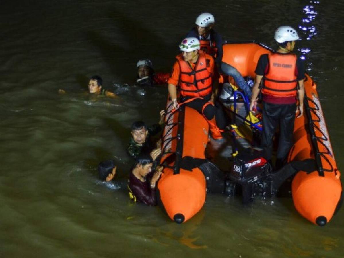 Se ahogan 11 estudiantes que limpiaban un río en Indonesia