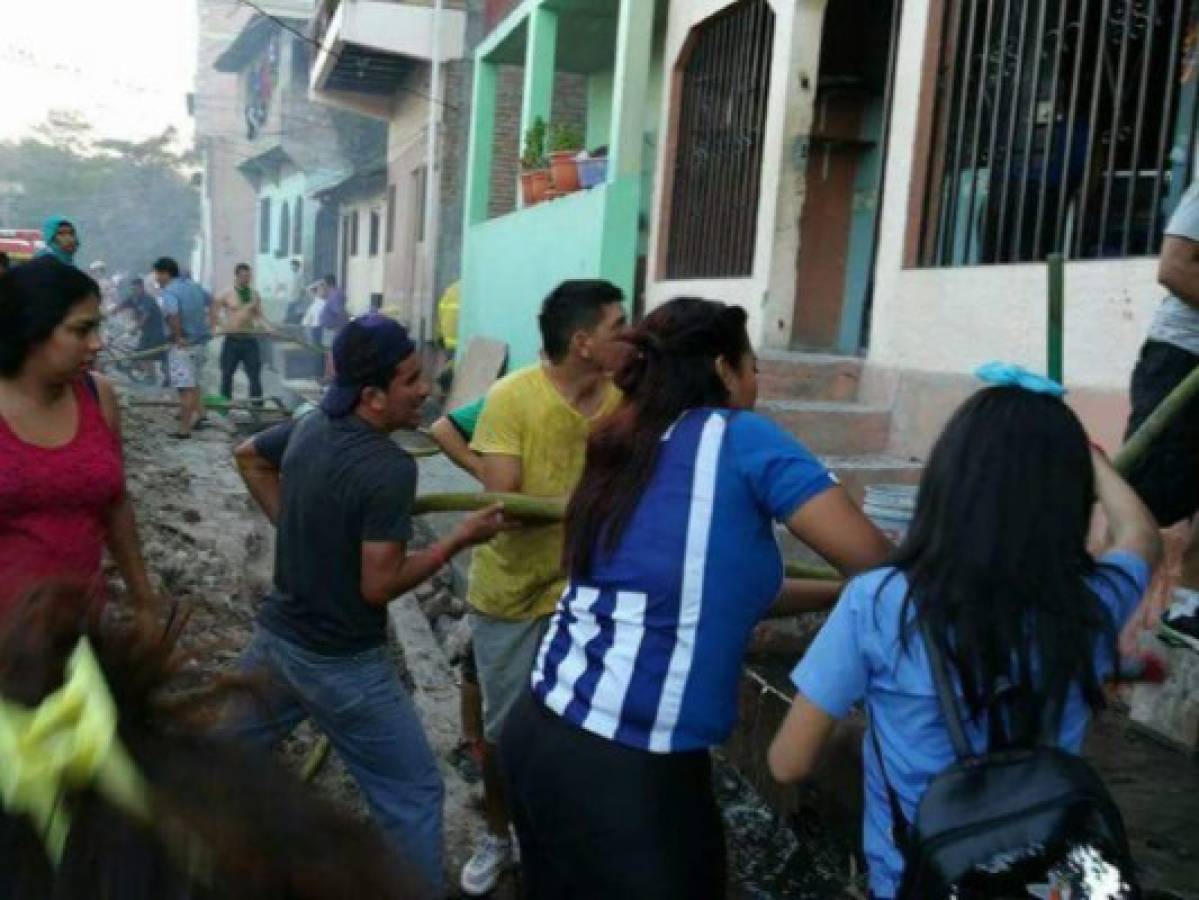 Vecinos solidarios ayudan apagar incendio en La Guasalona