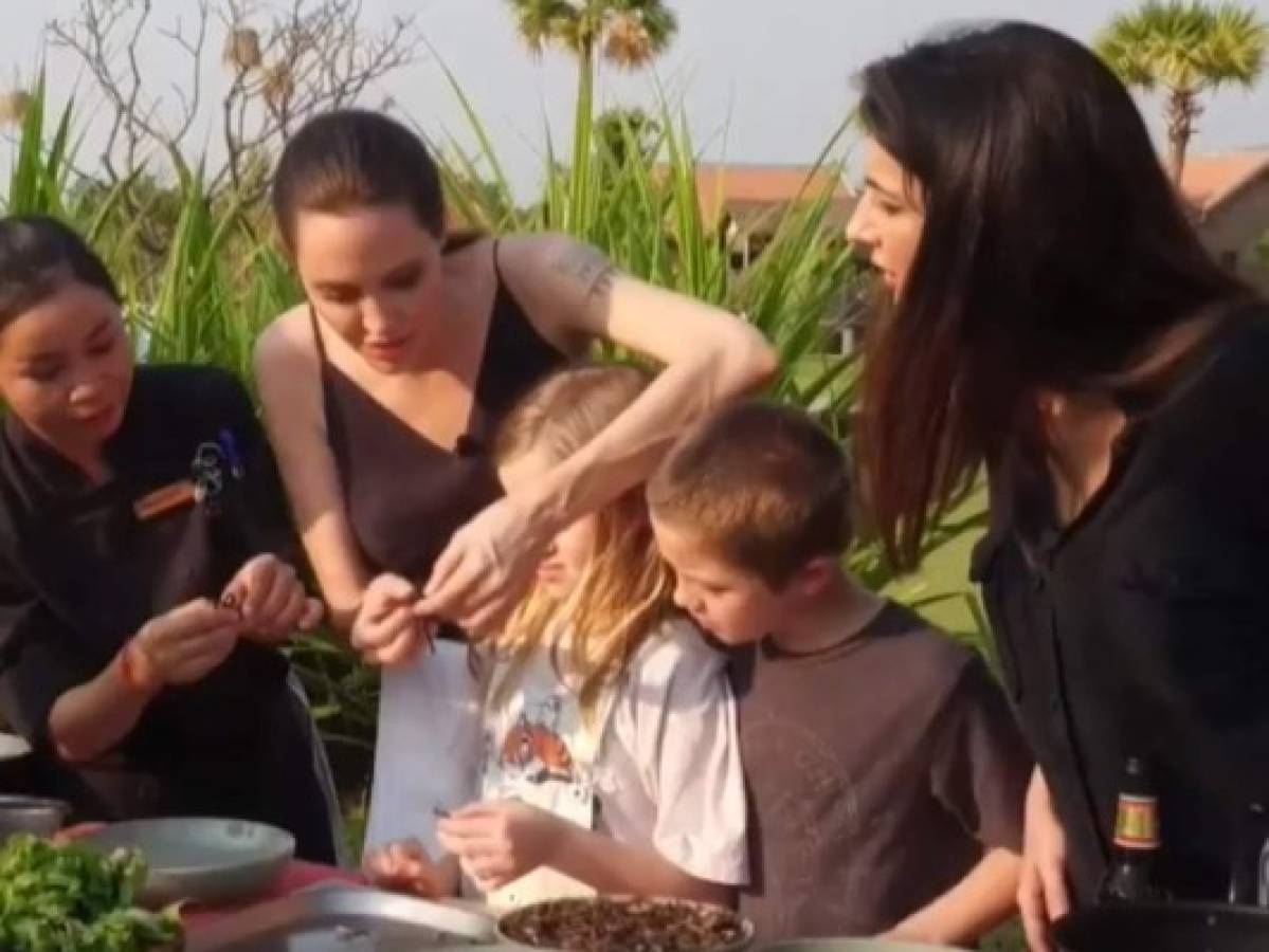 Angelina Jolie enseña a sus hijos a comer tarántulas y escorpiones
