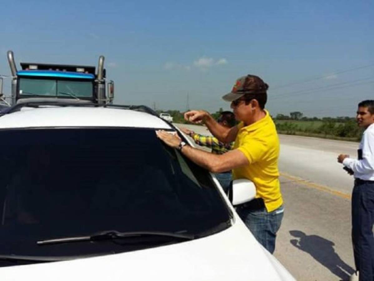 Honduras: Salvador Nasralla pega stickers contra el peaje en carretera CA-5