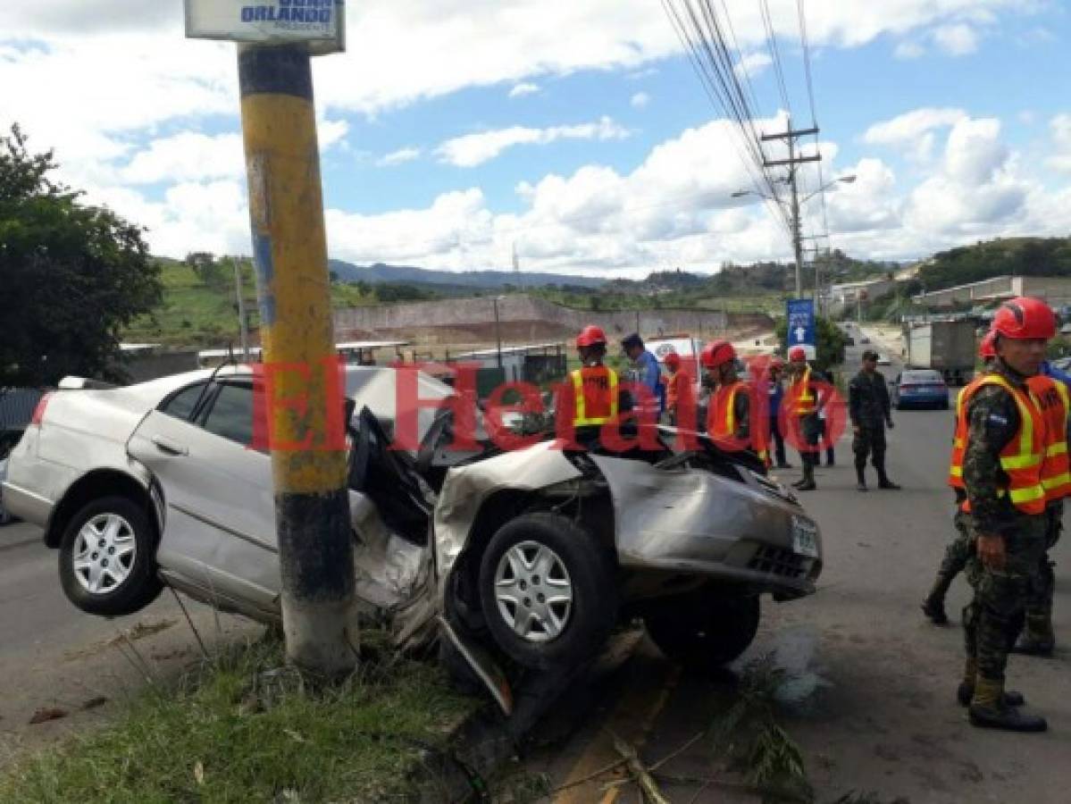 Hombre se estrella contra un poste en su vehículo en el Anillo Periférico, en la capital de Honduras