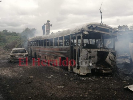 Ocho vehículos quemados dejó choque de rastra en la salida al sur