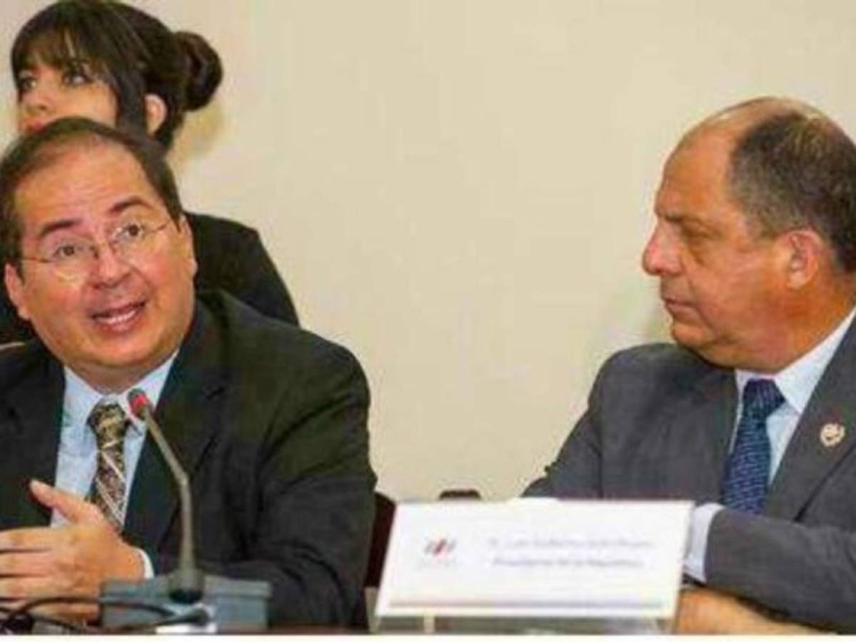 Como ministro de Comunicación de Costa Rica, en esta imagen con pelo junto al presidente Luis Guillermo Solís. Foto: Cortesía