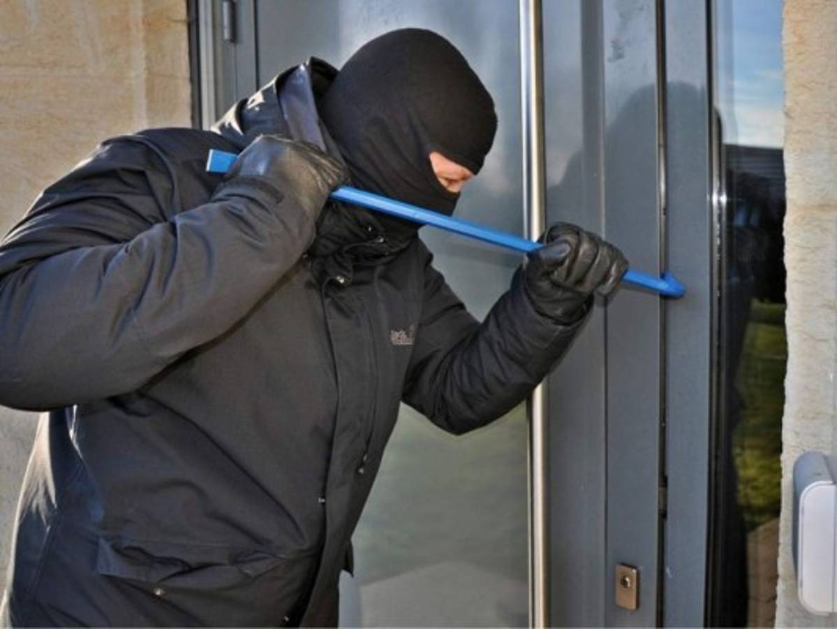 Entró a robar, se preparó desayuno y mandó al dueño de casa a dormir  