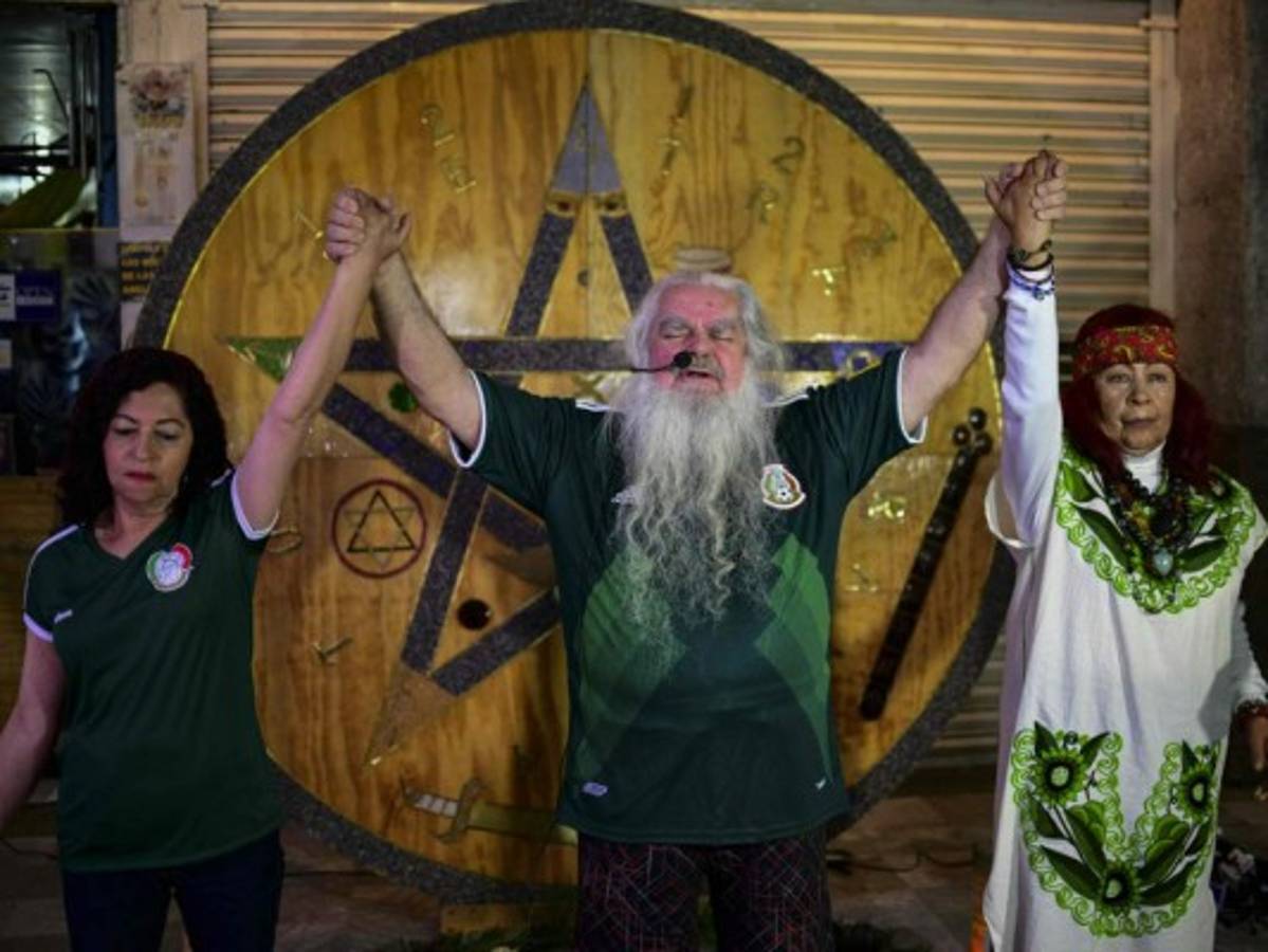 'Brujo Mayor' lanza conjuro para que México triunfe en Rusia 2018
