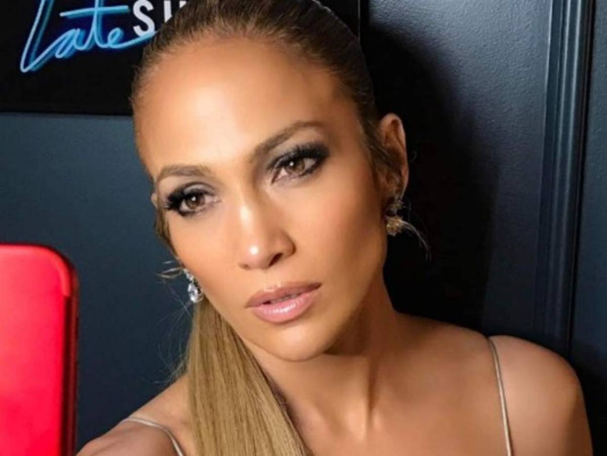 Video: Alex Rodríguez sorprende a Jennifer López con dulce beso en plena entrevista