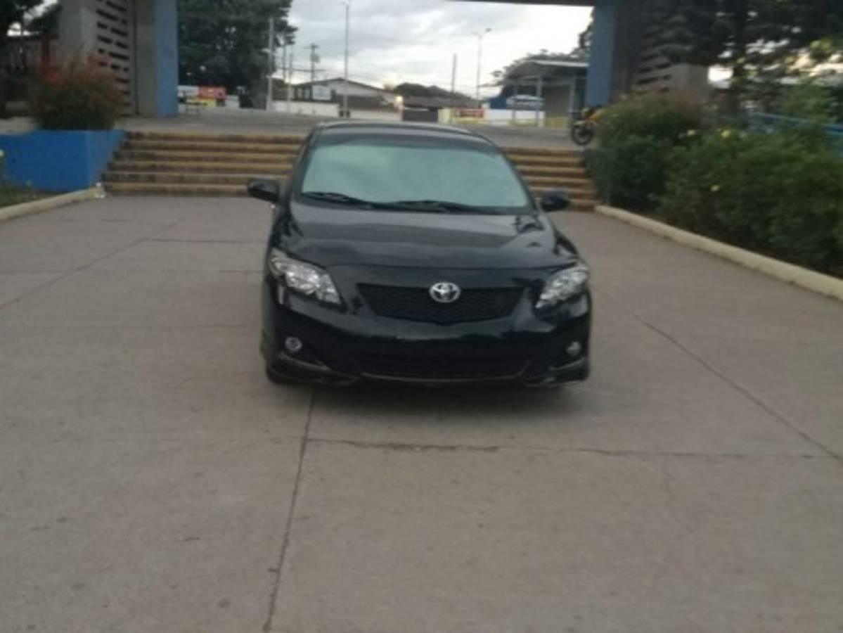 Imprudencia de vehículo que ingresó por gradas de la UNAH se vuelve viral