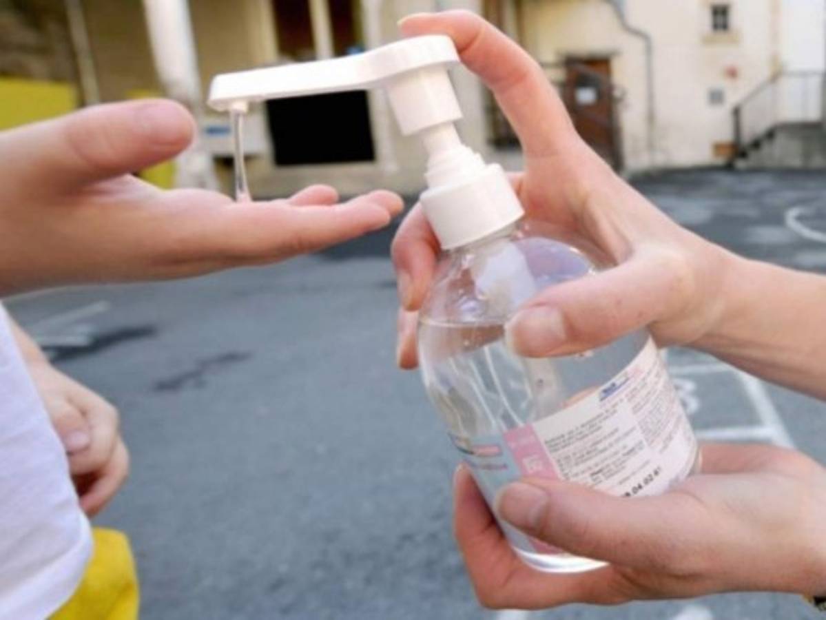 Asegúrese de desinfectar sus manos y todo lo que pudo haber estado en contacto con otras personas.