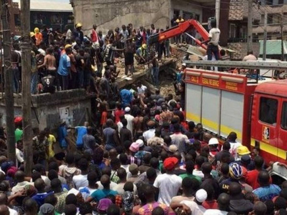 Colapsa una escuela en Nigeria; rescatistas buscan niños entre escombros 