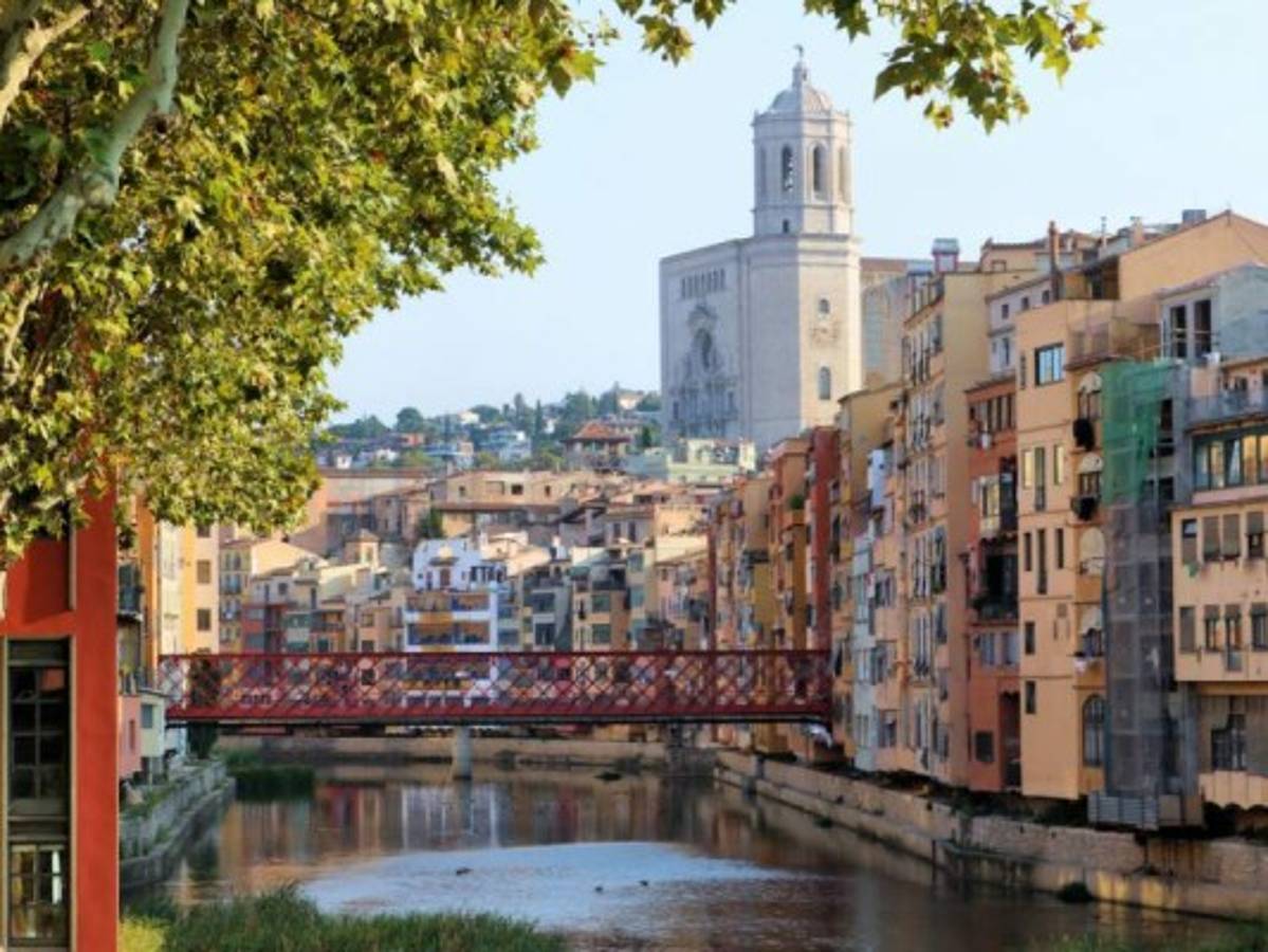 La Catedral de Santa María domina la ciudad y posee el altar más grande de arte gótico de Europa. Además resalta el famoso “Barrio Judío”, una construcción de la edad media con un laberinto de calles, pasajes y plazas de las mejores conservadas de toda Europa.