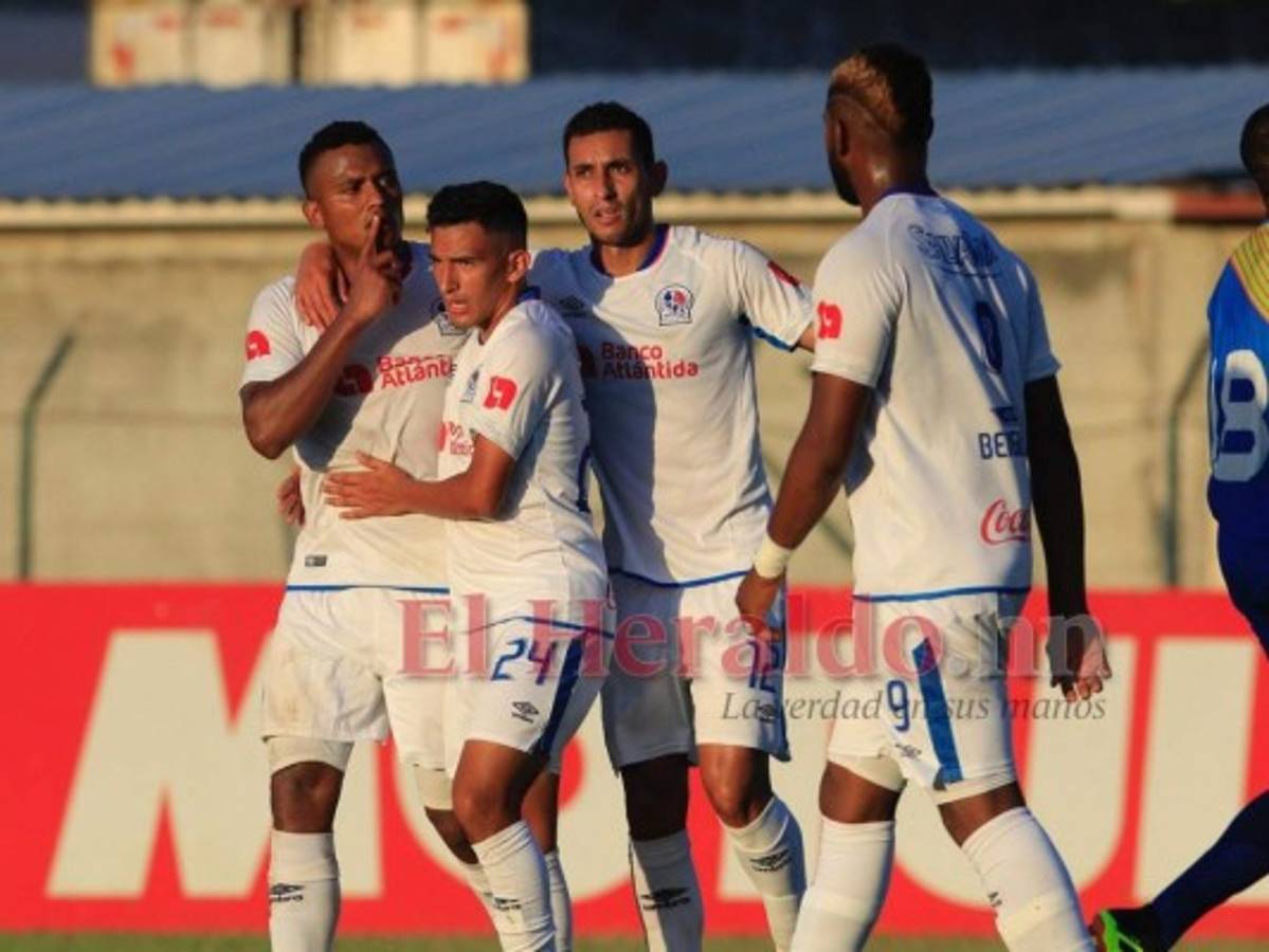 Olimpia venció 2-1 a Real de Minas en un partido sufrido en Danlí, jugadores del equipo merengue durante el encuentro deportivo. Foto: Ronal Aceituno.