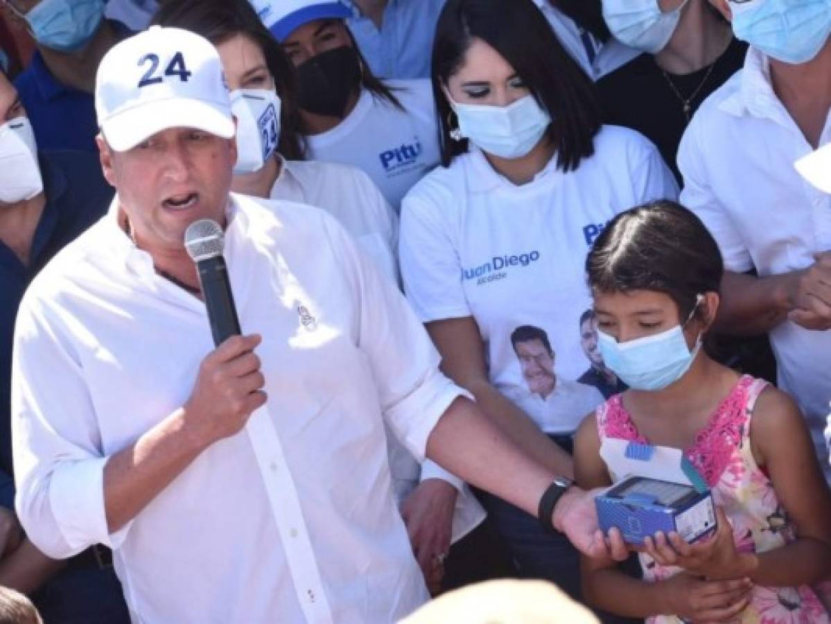 Ricardo Álvarez entrega celulares con internet a niños de la capital